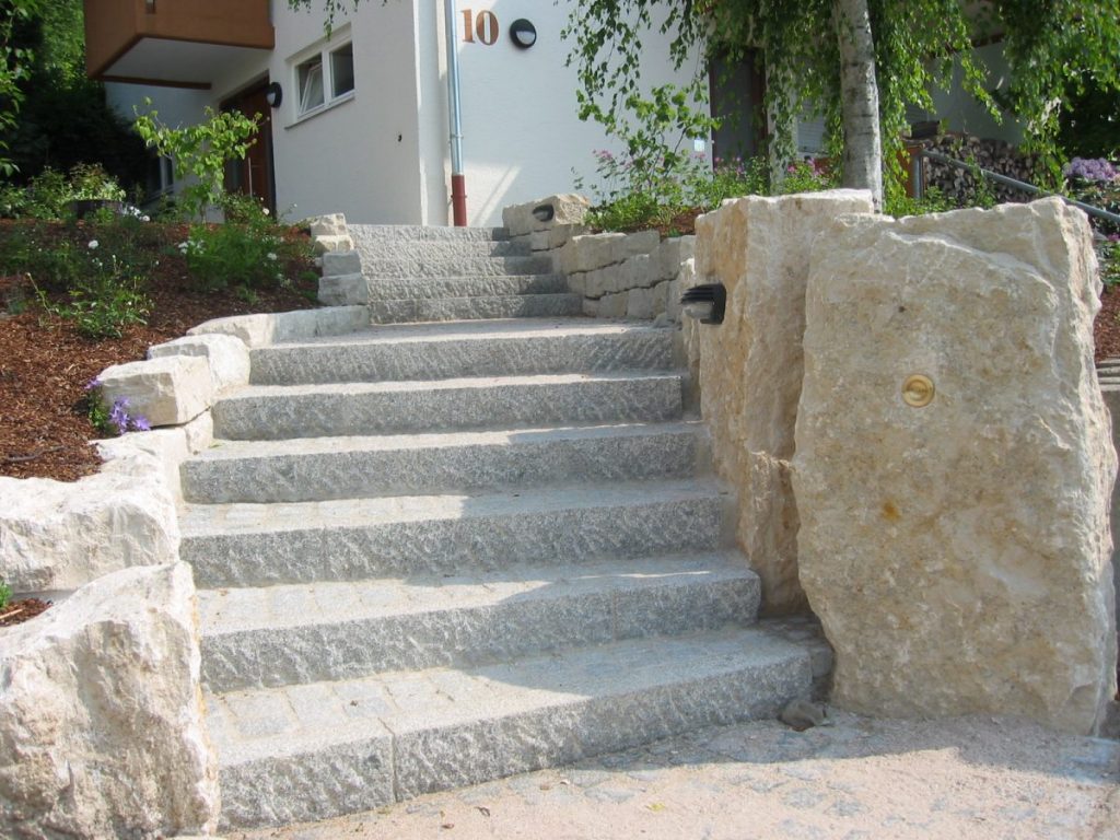 Naturstein-Mauer-Treppe