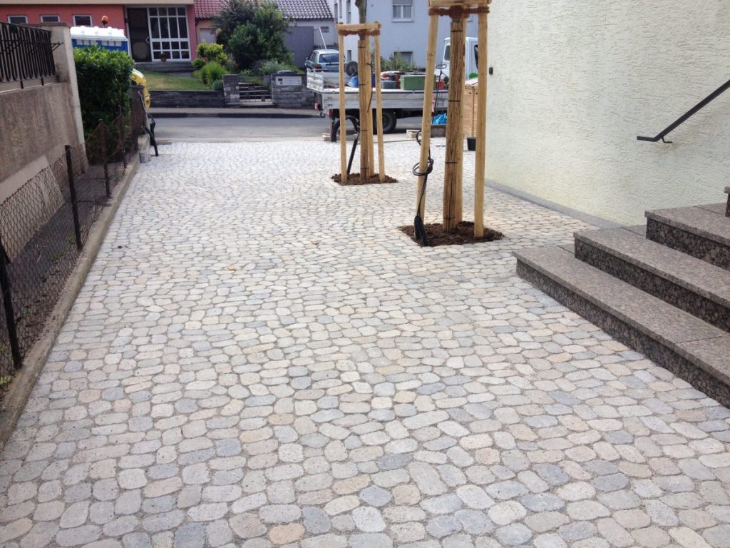 Einfahrt gepflastert