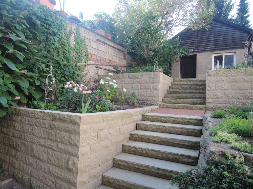 Naturstein-Mauer-Treppe