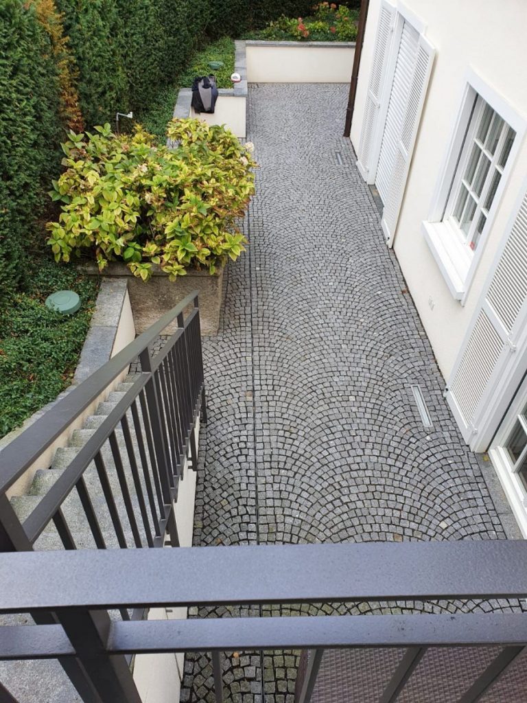 Hausweg gepflastert